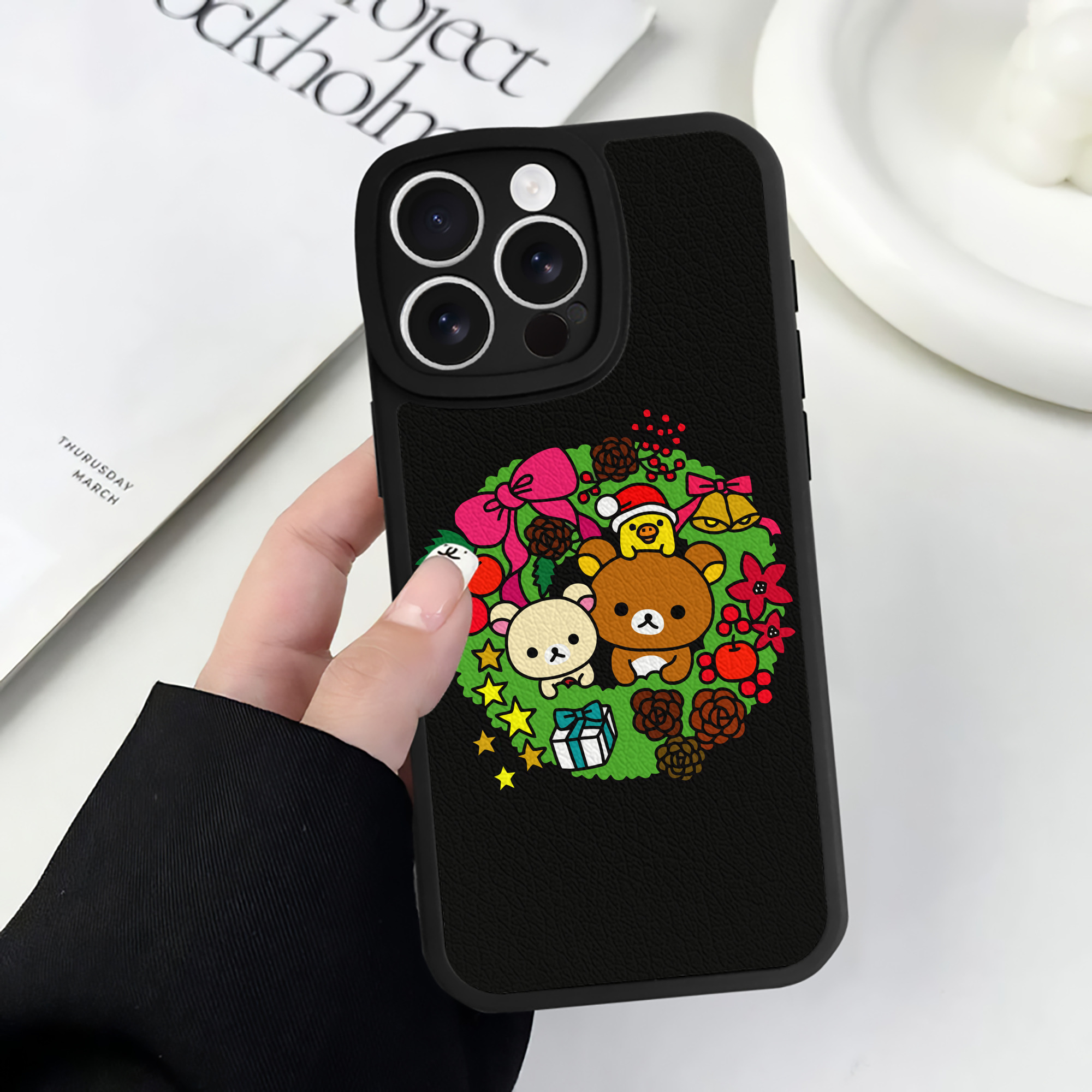 （画像用） リラックマ リラックマ キイロイトリ Rilakkuma Korilakkuma Kiiroitori 【iPhone 16シリーズ対応】シリコンスマホケース（レザー調） 材質：シリコン